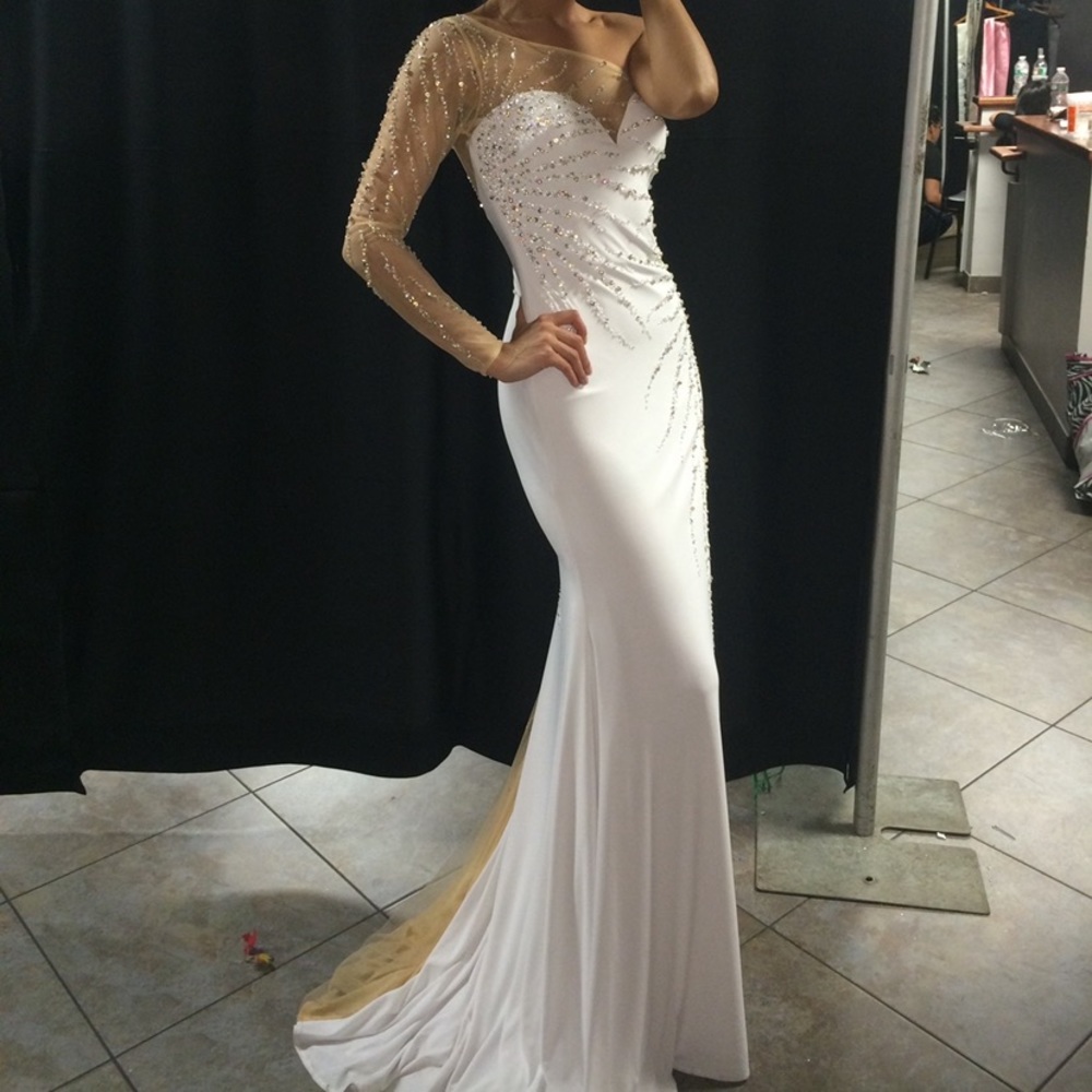 Elegant One-Shoulder White Evening Gown with Sheer Gold Sleeve
